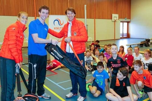 Paul Haarhuis en Aranxta Rus delen schooltennispakketten uit in Apeldoorn