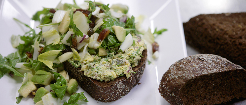 Smakelijk sportief: witlofsalade met ei en avocado