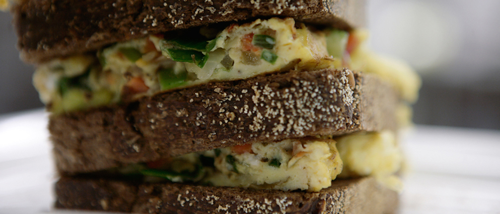 Smakelijk sportief: omelet met groenten en volkorenbrood