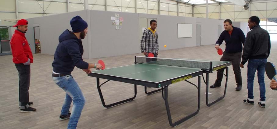 Vluchtelingen en sport: tafeltennisbond deelt tafels en batjes uit