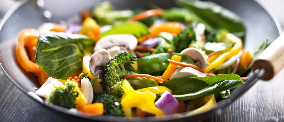 Wat is gezonder: groenten koken of bakken?
