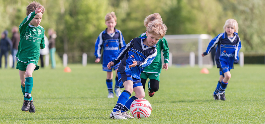 Houd voetbal sportief, geef een Blauwe Kaart!