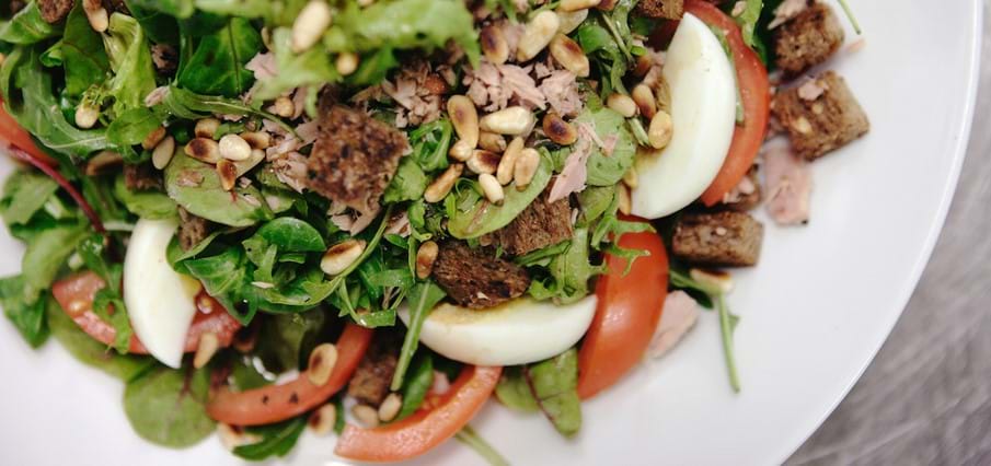 Smakelijk sportief: salade met tonijn en croutons