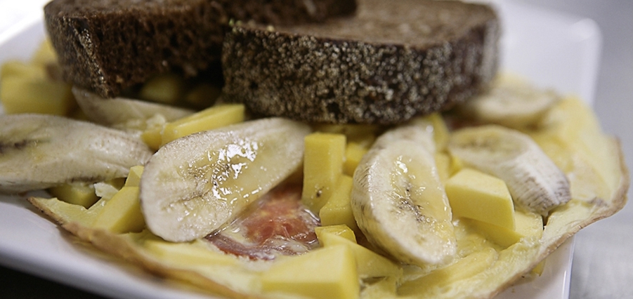 Smakelijk sportief: gebakken ei met zoet fruit