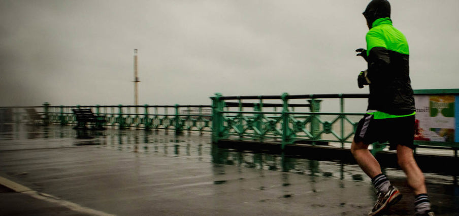 Waar moet ik op letten bij hardlopen in de regen?