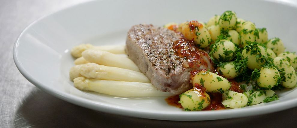 Smakelijk sportief: tonijnsteak met asperges en krieltjes