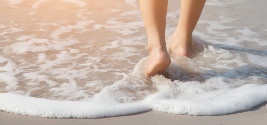 Ga wandelen op het strand