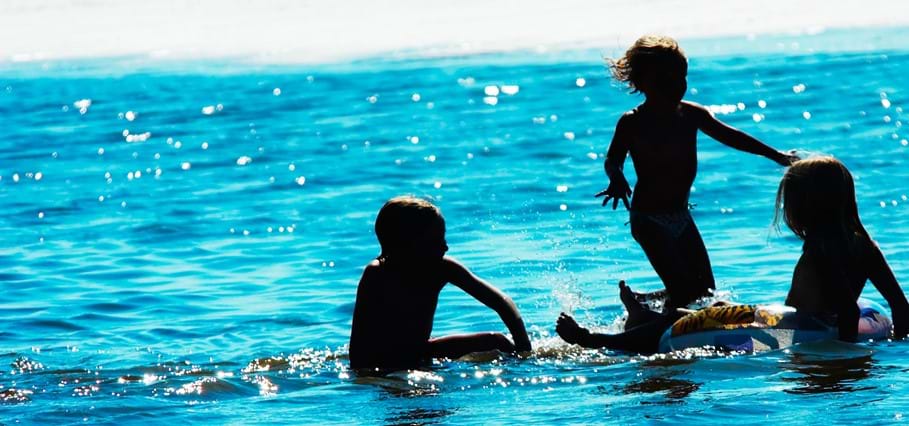 Tien tips voor veilig zwemmen in de zomervakantie