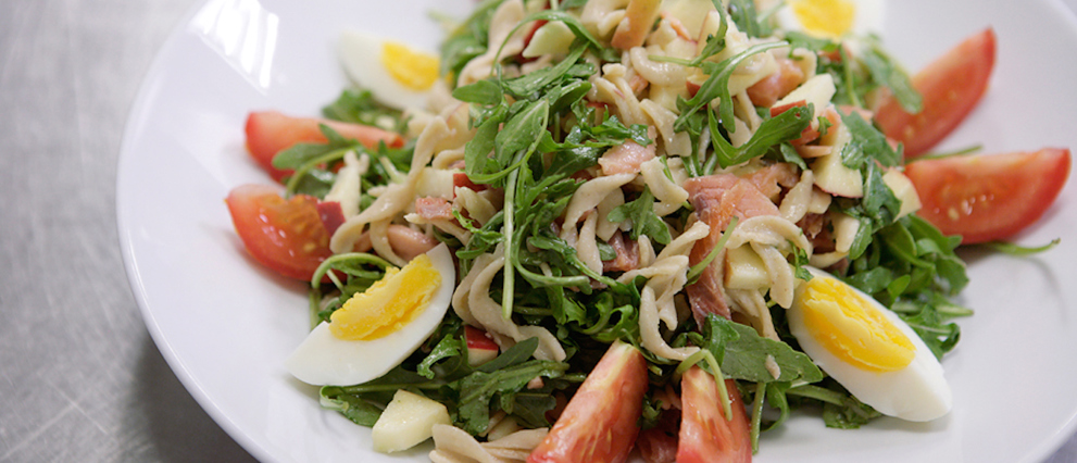 Smakelijk sportief: volkorenpasta met rucola en gerookte zalm