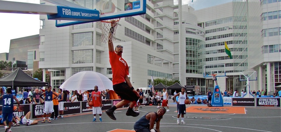 Topbasketbal op straat in Amsterdam